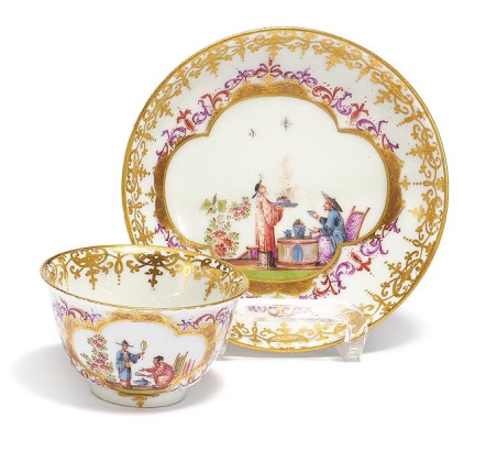 PORCELAIN TEA BOWL AND SAUCER WITH CHINOISERIES IN CARTOUCHE WITH PURPLE LUSTRE
