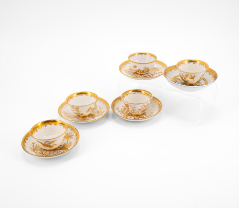 Fünf Koppchen und Untertassen mit chinoisem Golddekor
