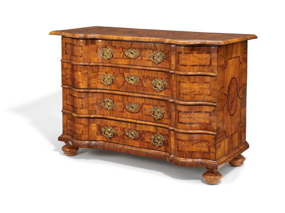 CHEST OF DRAWERS WITH SERPENTINE FRONT