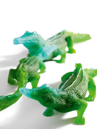 ENSEMBLE OF THREE GLASS CROCODILES AS CENTRE PIECE