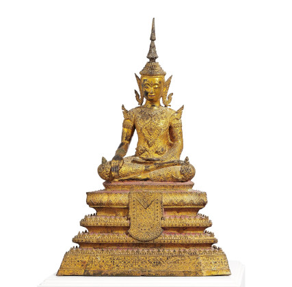 Buddha maravijaya im Fürstenschmuck auf Thronsockel sitzend