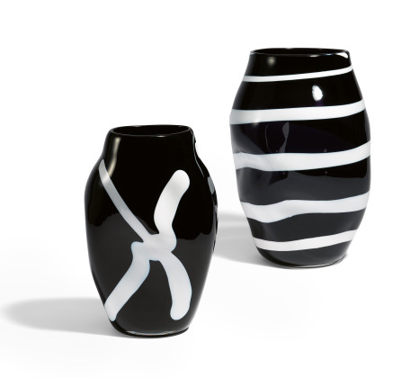 Zwei Vasen mit graphischem Dekor