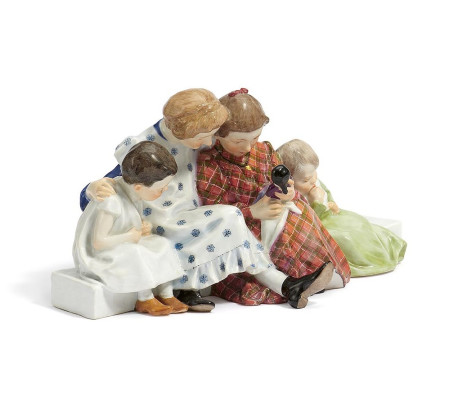 Vier Kinder mit Puppe
