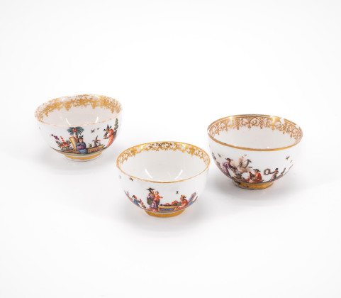 THREE PORCELAIN TEA BOWLS WITH CONTINOUS CHINOISERIES
