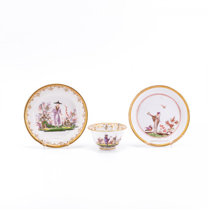ONE PORCELAIN TEA BOWL AND TWO SAUCERS WITH CHINOISERIES