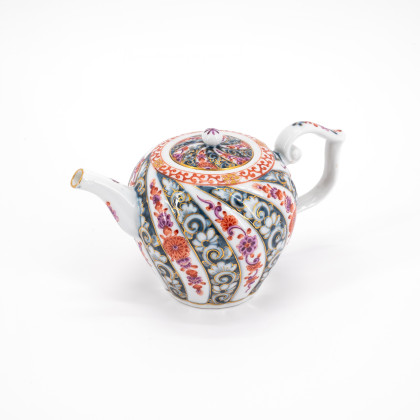 Teekanne mit Streifendekor in der Art ostasiatischer 'Brokatware'