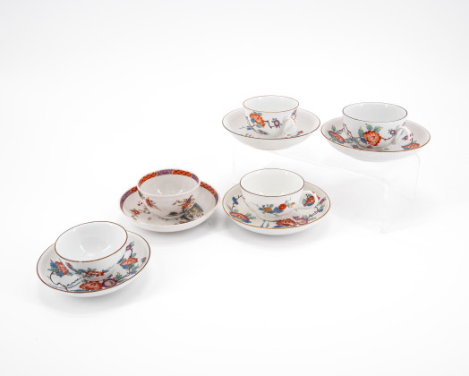 THREE PORCELAIN CUPS AND TWO PORCELAIN TEA BOWLS WITH SAUCERS AND KAKIEMON DECOR