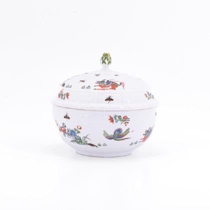 SMALL PORCELAIN TUREEN AND LID WITH CHI'I'LIN DECOR