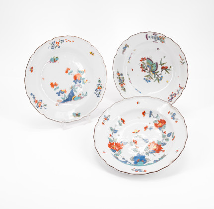 THREE EARLY PORCELAIN PLATES WITH BUTTERFLY DECOR, BIRD & ROCK DECOR AND WITH FLOWERS IN KAKIEMON STYLE