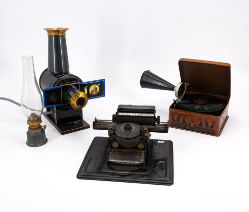 CHILDREN'S TYPEWRITER, SMALL LATERNA MAGICA, DOLL'S GRAMMOPHONE "PIGMYPHONE" MADE OF SHEET METAL, GLASS, CARDBOARD, SHELLAC AND METAL
