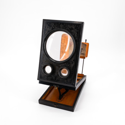 Stereographic viewing device with photographs and films