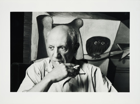 Picasso in seinem Atelier, hinter ihm das Gemälde 