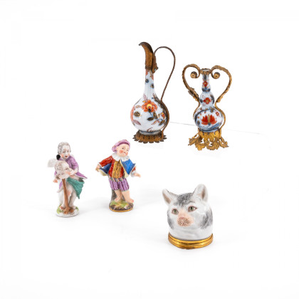 Zwei kleine Gefäße mit Metallmontierung, eine Dose in Katzenkopfform, zwei kleine Kinderfiguren