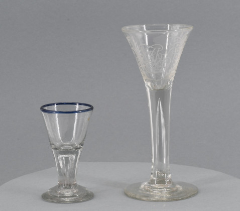 Schnapsglas und Stengelglas