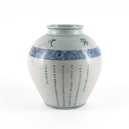 Gebauchte Vase mit chinesischen Schriftzeichen