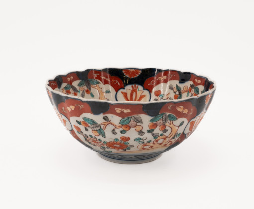 Bowl with flower décor