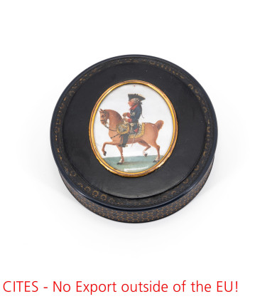 ROUND PAPIER-MÂCHÉ TORTOISESHELL BOX WITH PORTRAIT OF FREDERICK II OF PRUSSIA ON HORSEBACK