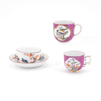 Eine Tasse und Untertasse mit Wachteldekor &amp; zwei Tassen mit Purpurfond und Vogeldekoren