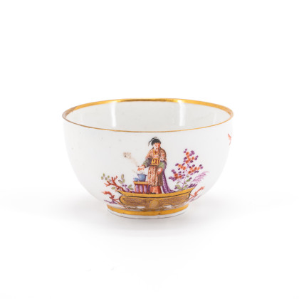 PORCELAIN TEA BOWL WITH CHINOISERIES