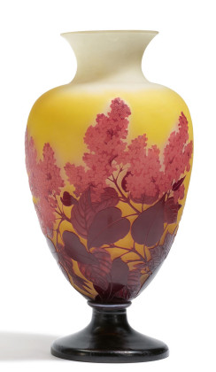 LARGE GLASS GOBLET VASE WITH LILAC BLOSSOMS