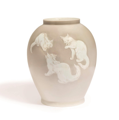 LARGE PORCELAIN VASE WITH PLAYING CATS