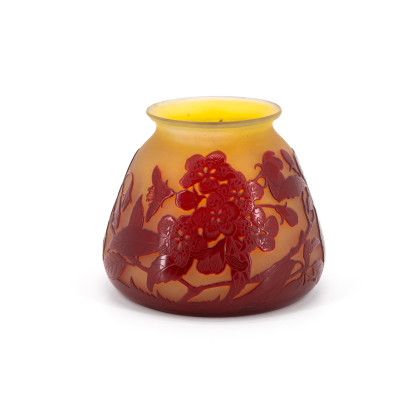 Kleine bauchige Vase mit Kirschblütendekor