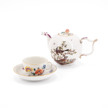 Teekanne mit Vogeldekor und Tasse mit Untertasse und Blumendekor