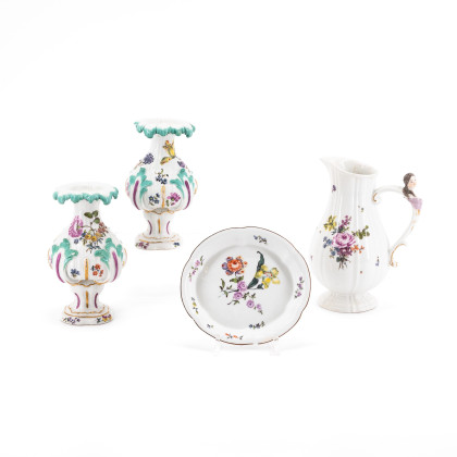 Zwei Vasen, eine Milchkanne und eine kleine Schale mit ombrierten Blumen