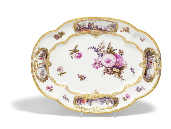 Große ovale Platte mit Watteauszenen und Blumenmalerei