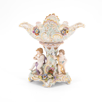 SMALL PORCELAIN CENTEPIECE WITH CUPIDS