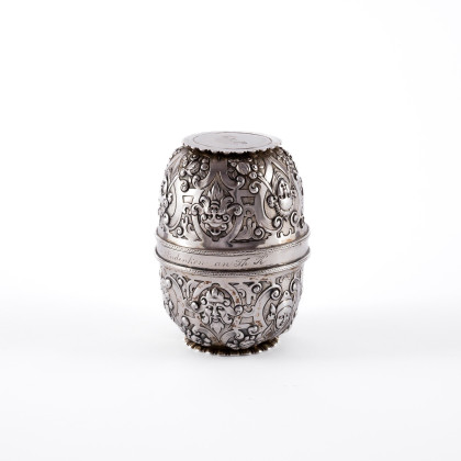 NICE SILVER RENAISSANCE STYLE PLIG-IN BEACKER