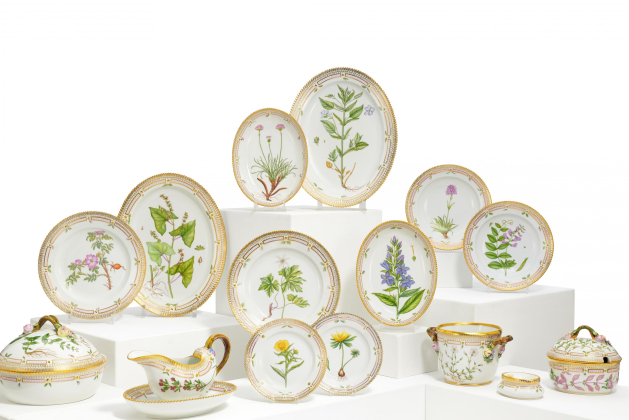 36 PORCELAIN PIECES FROM A "FLORA DANICA" DINING SERVICE