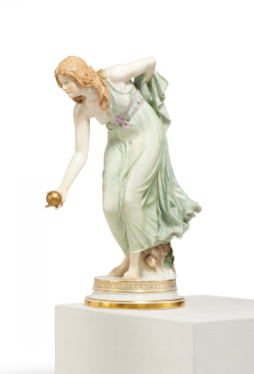 PORCELAIN FIGURINE OF THE "KUGELSPIELERIN" ("BALL PLAYER")