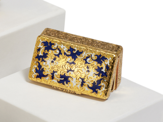 SMALL RECTANGULAR GOLD BOX WITH ENGRAVED DECOR AND ENAMEL