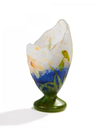 SMALL ASYMMETRICAL GLASS CHALICE VASE WITH DAFFODILS