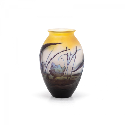 SMALL GLASS VASE WITH WATER LILY DECOR