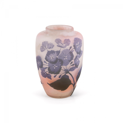 BALUSTER-SHAPED GLASS VASE WITH HYDRANGEAS