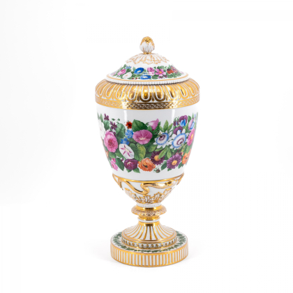 LARGE PORCELAIN LID VASE WITH CONTINUOUS FLORAL DECOR