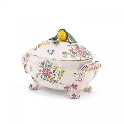 OVAL PORCELAIN TUREEN WITH A LEMON FINIAL