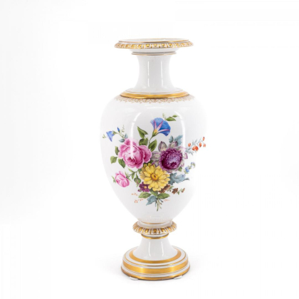 Große Vase mit Blumenstrauß