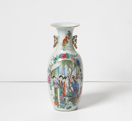 Große Balustervase mit figürlichen Szenen Famille Rose