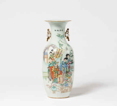 Große Balustervase mit figürlicher Szenerie Famille Rose