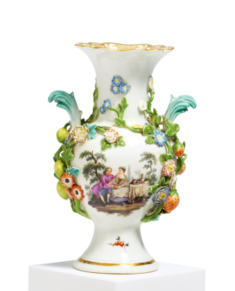 Kleine Vase mit plastischen Blumen und Watteauszene