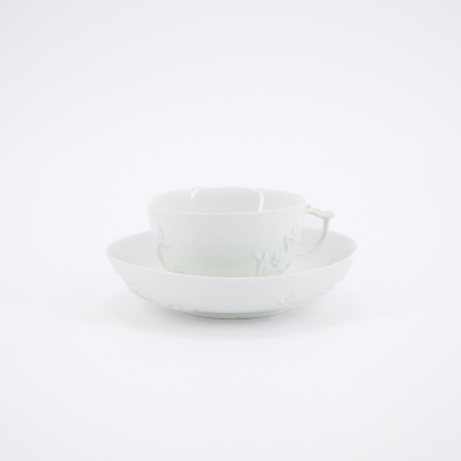 Teetasse &amp; Unterschale mit aufgelegten Prunuszweigen