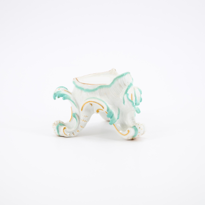 PORCELAIN PEDESTAL WITH PALM FRONDS AS TABLE DECORATION