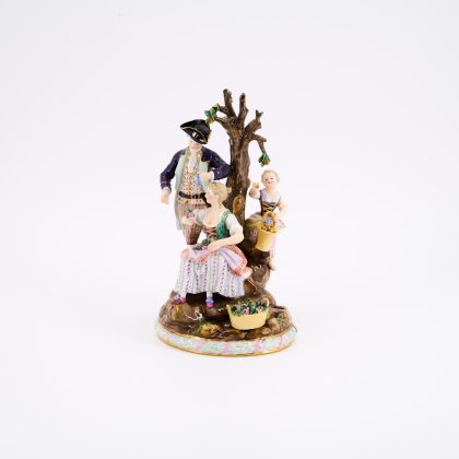 Galantes Paar und Apfelbaum
