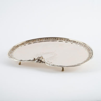 OVAL SILVER PRESENTOIR WITH MUSSEL DECORATION
