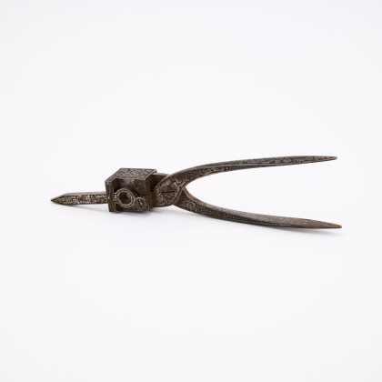 IRON BULLET TONGS WITH FLORAL ETCHED DECOR