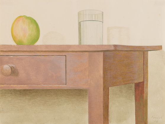 Tisch mit Apfel und Wasserglas