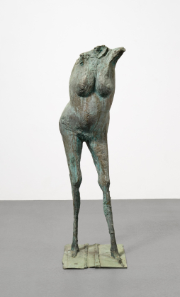 Großer stehender weiblicher Torso